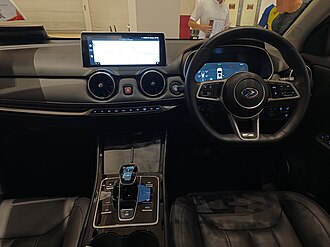 Interior (pre-facelift)