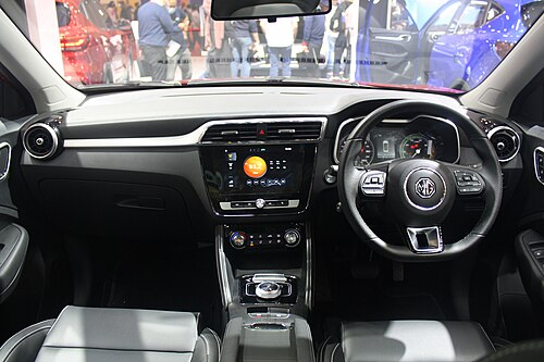 Interior (pre-facelift)