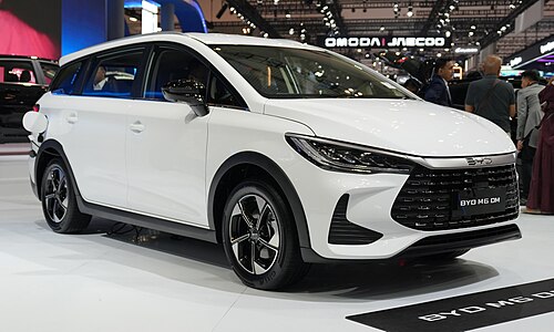 2026 BYD M6 Cross DM-i