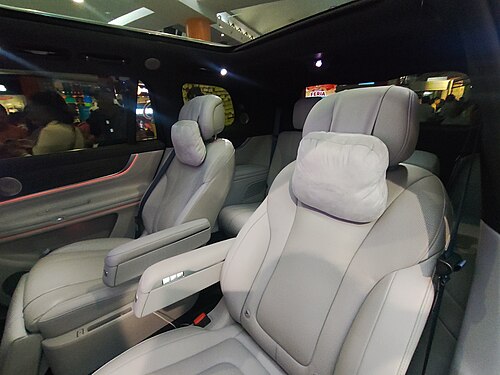 Aito 9 middle row standard passenger seats