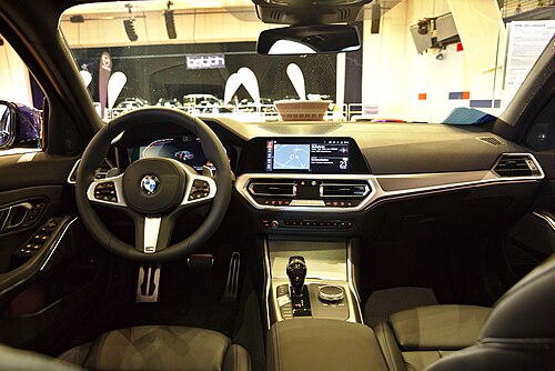 Interior (pre-facelift)