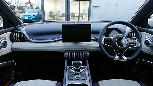 Interior (pre-facelift)