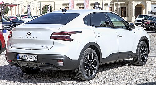 Rear view (pre-facelift)