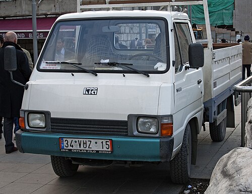 Early, pre-facelifted model