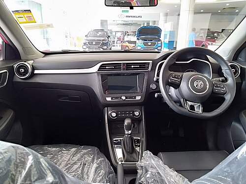 Interior (pre-facelift)