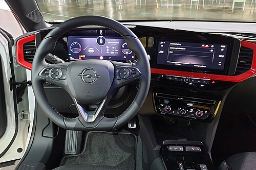 Interior (pre-facelift)